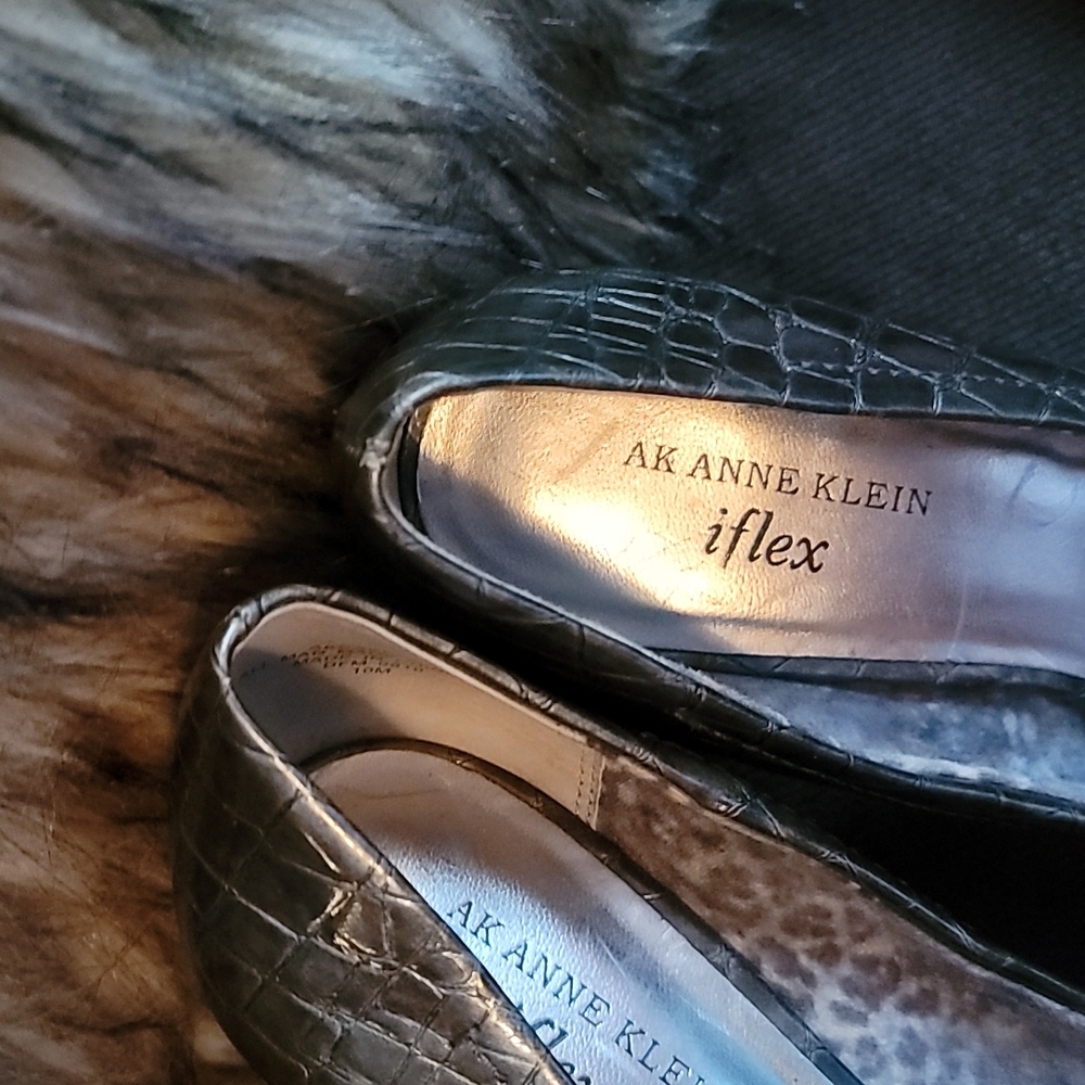 Heels - Picture 2 of 8